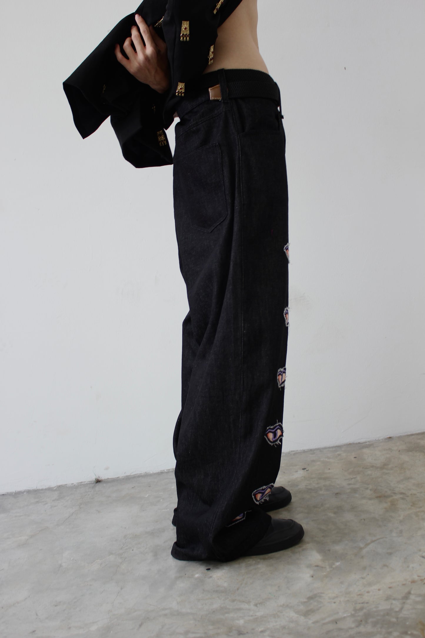 Descending eyes baggy denims