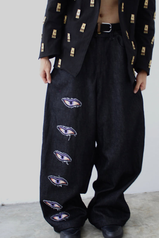 Descending eyes baggy denims