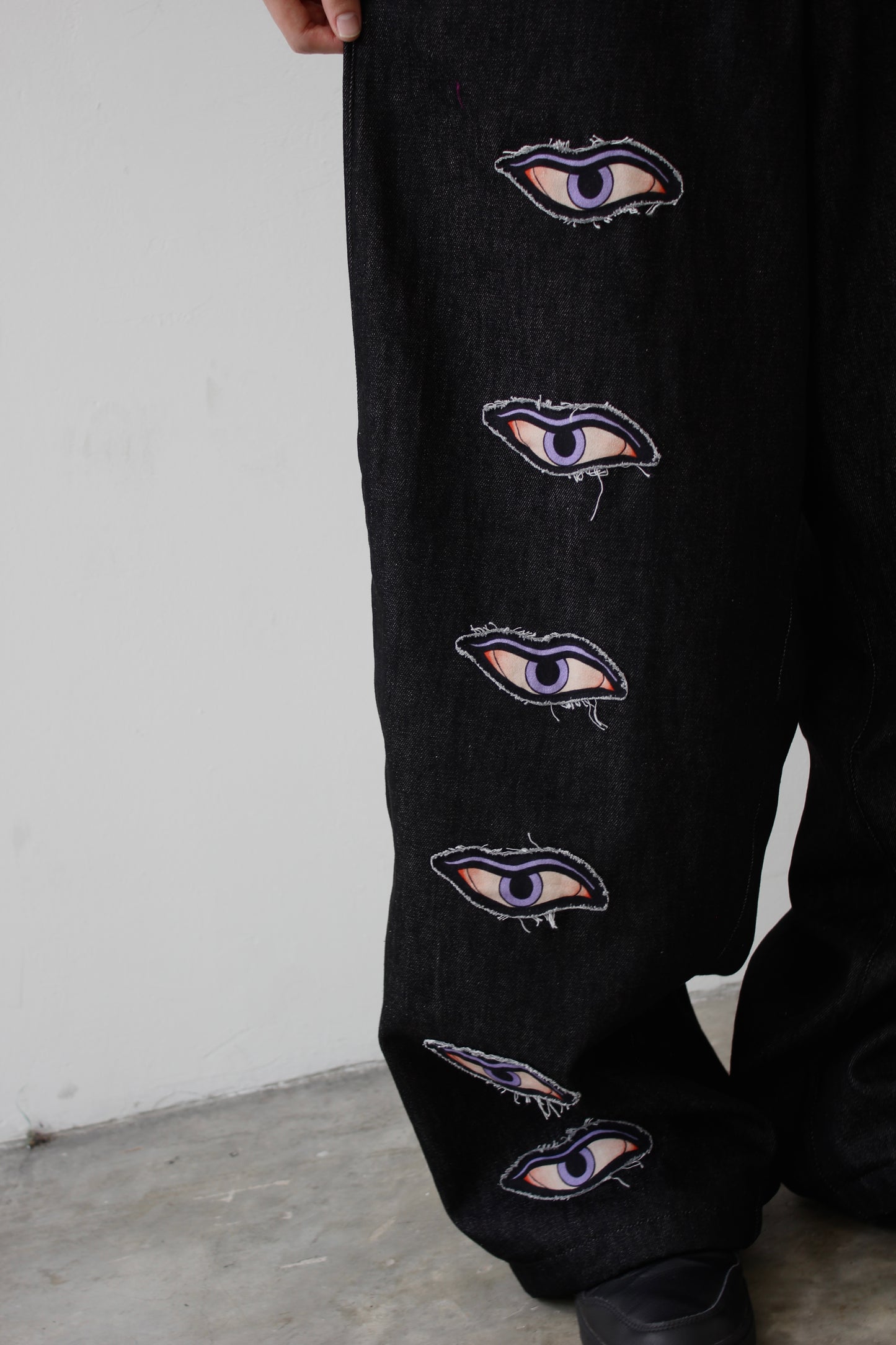 Descending eyes baggy denims